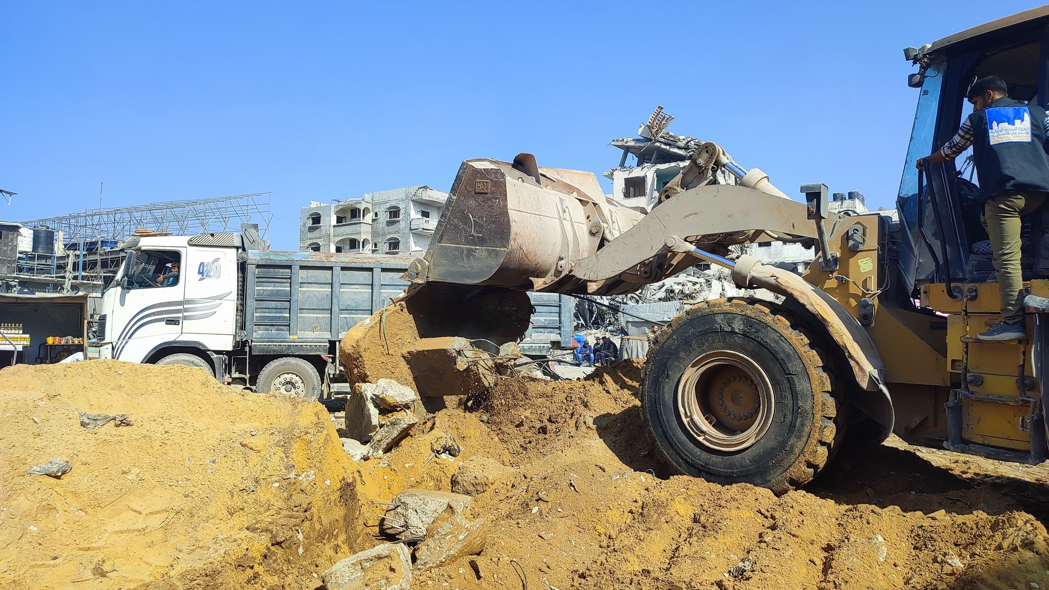 طواقم العمل تشرع في تعزيل وصيانة دوار الجلاء (الصاروخ) الحيوي