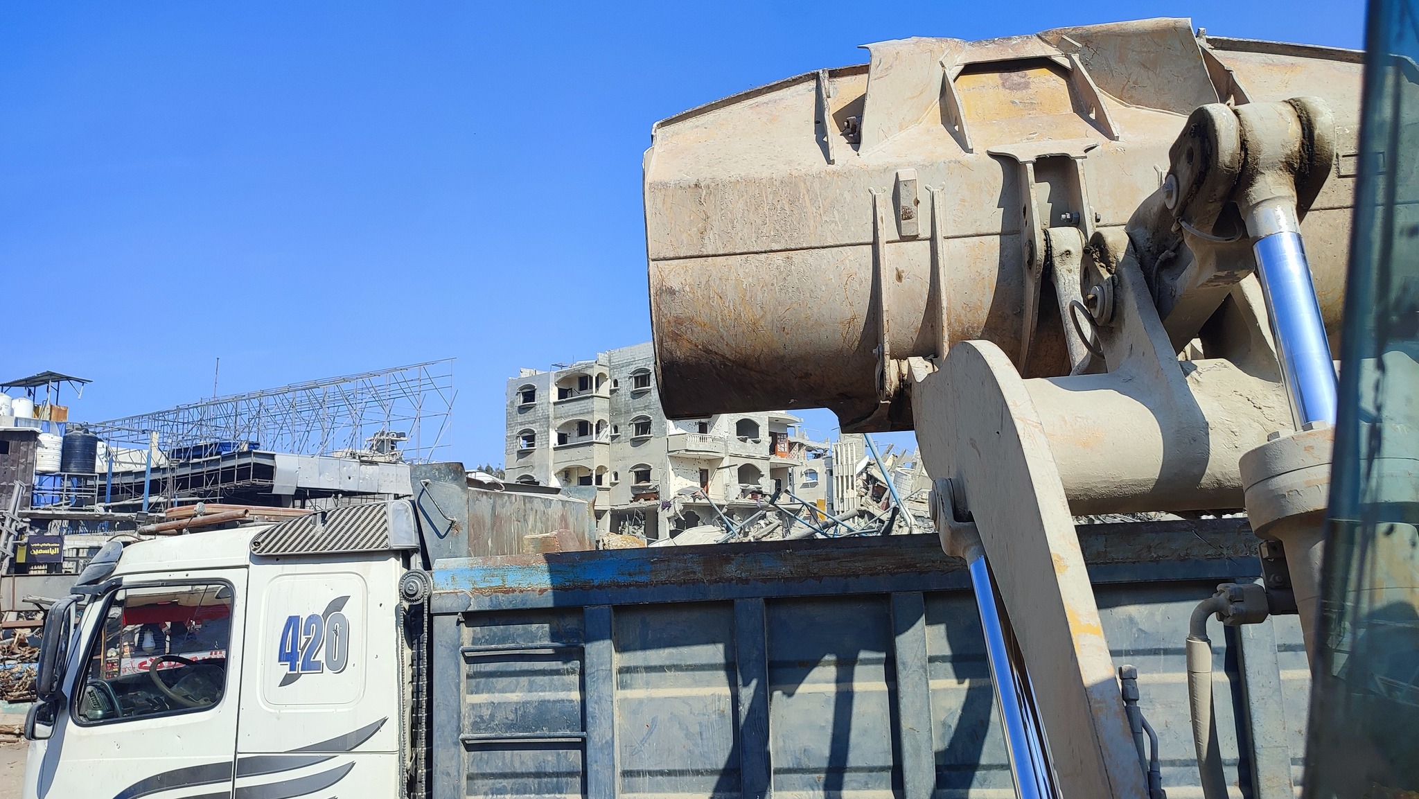 طواقم العمل تشرع في تعزيل وصيانة دوار الجلاء (الصاروخ) الحيوي