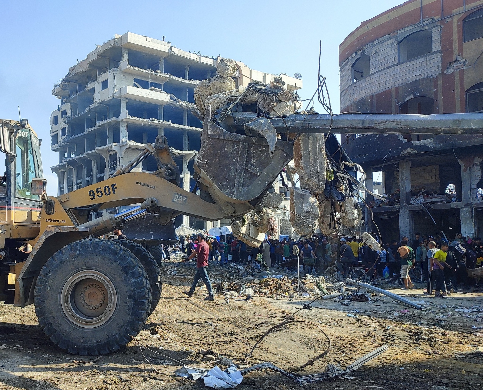 طواقم العمل تشرع في تعزيل وصيانة دوار الجلاء (الصاروخ) الحيوي