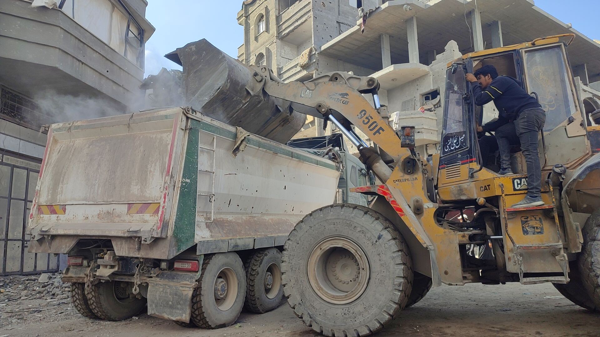 من جهود إزالة الركام وفتح الشوارع