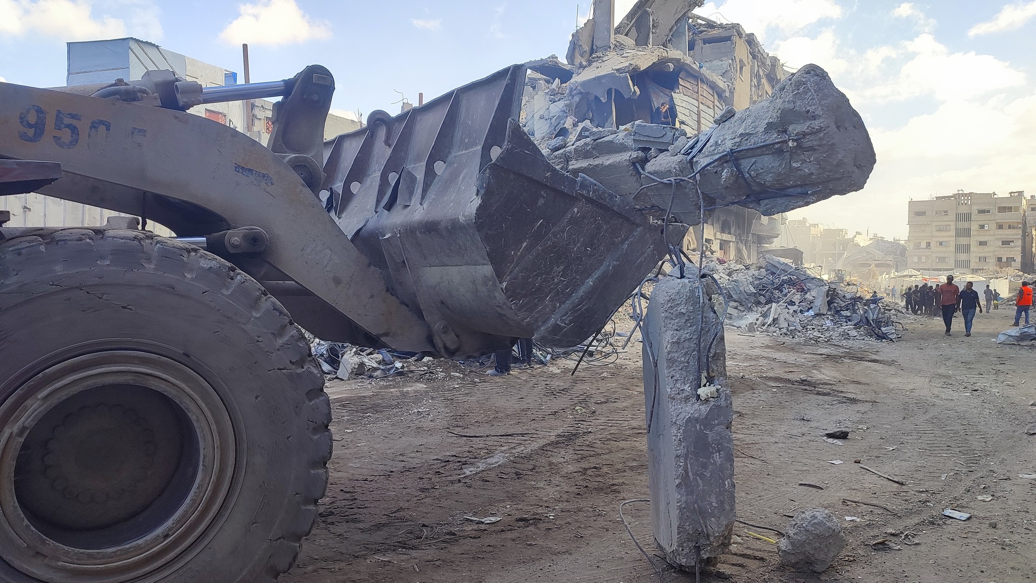 من جهود إزالة الركام وفتح الشوارع