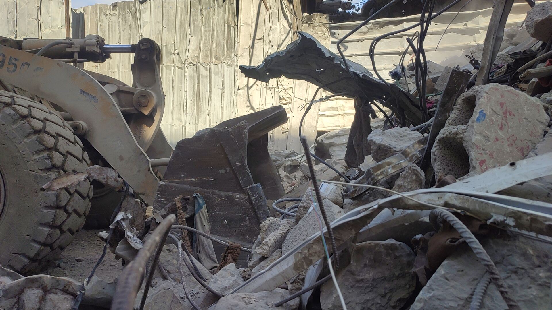 من جهود إزالة الركام وفتح الشوارع