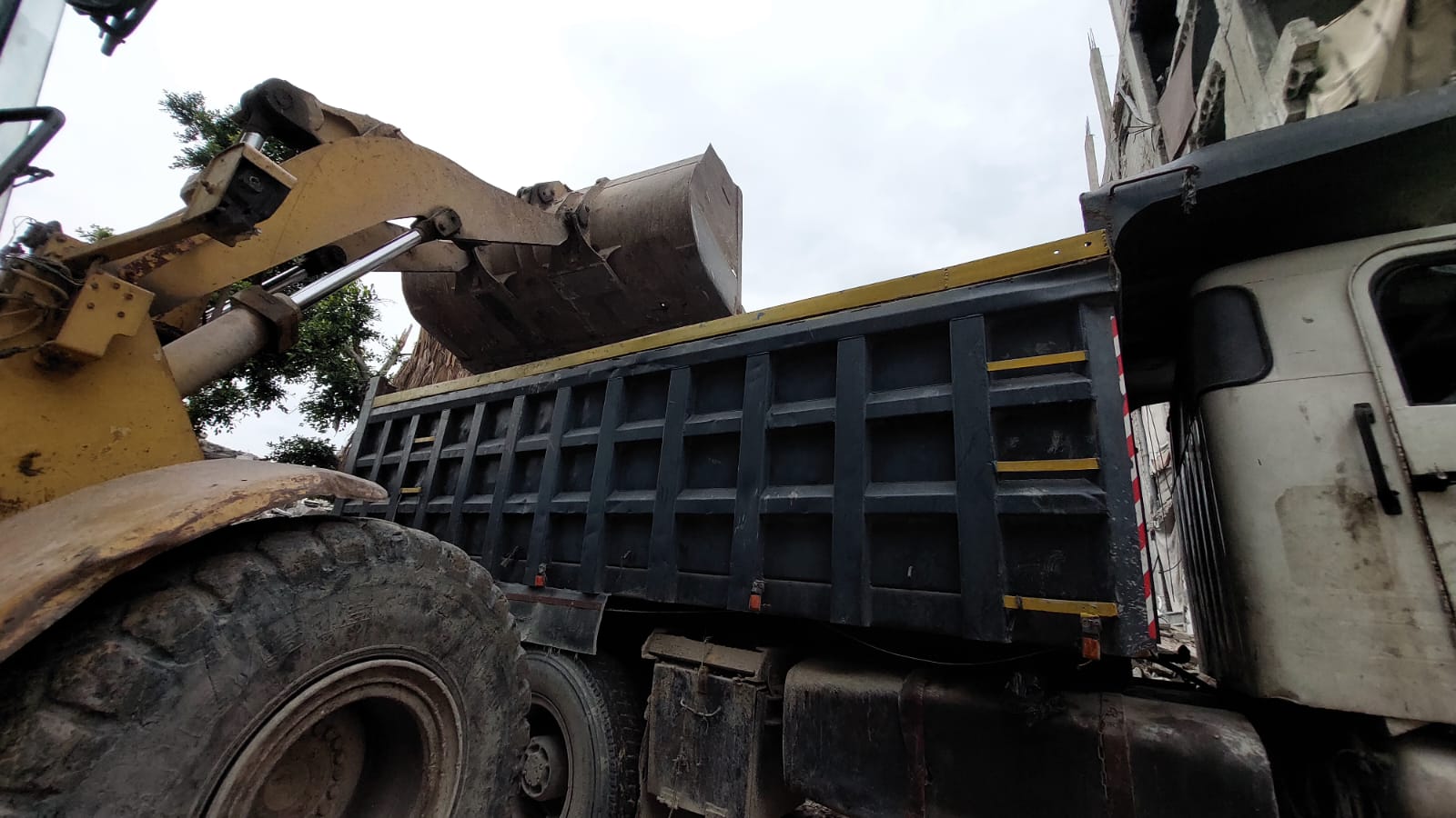 فتح وإزالة الركام من شارع الصفطاوي وحي البشرى