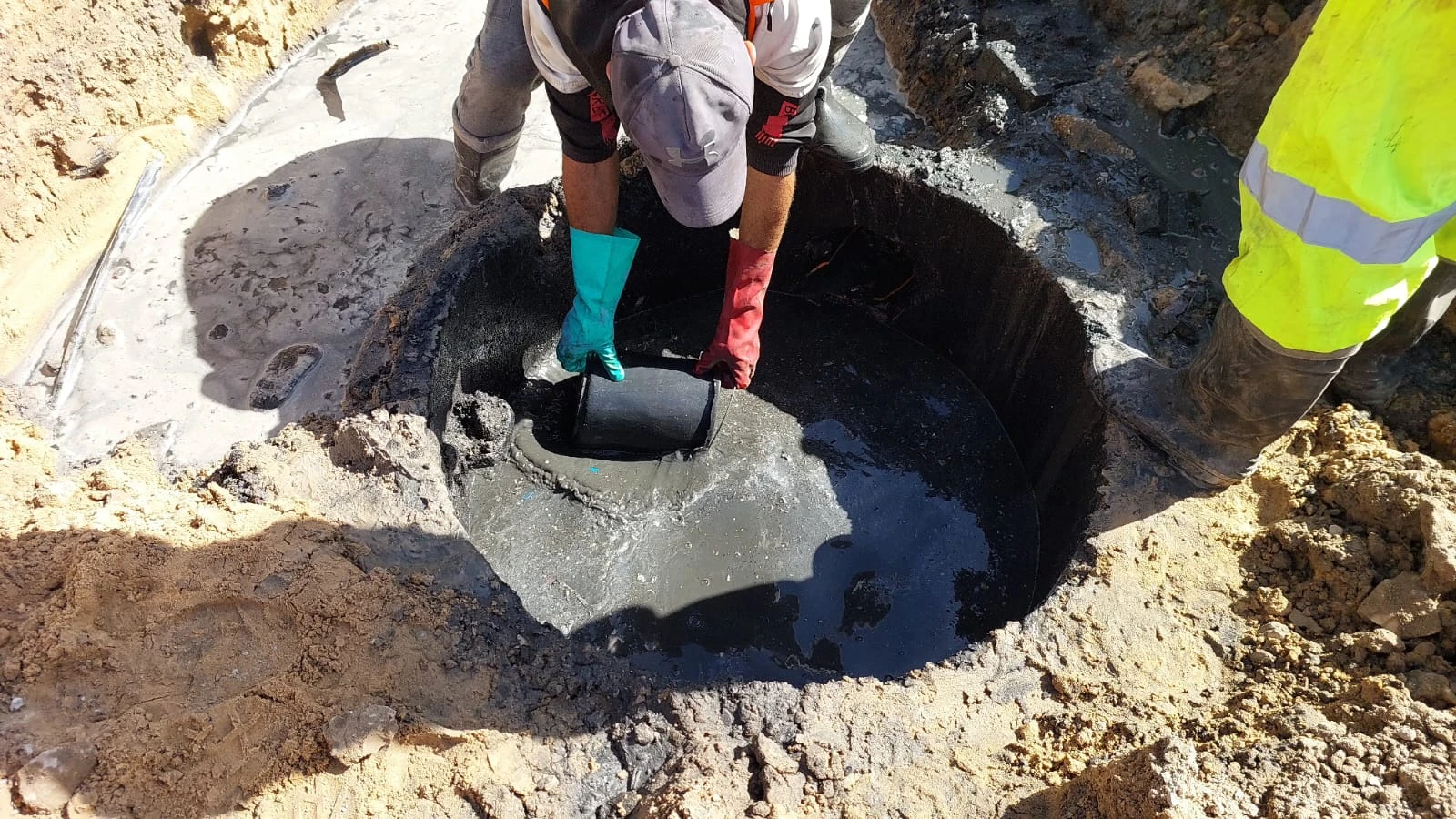 استمرار جهود تنظيف وصيانة مناهل الصرف الصحي وخطوط وشبكات المياه