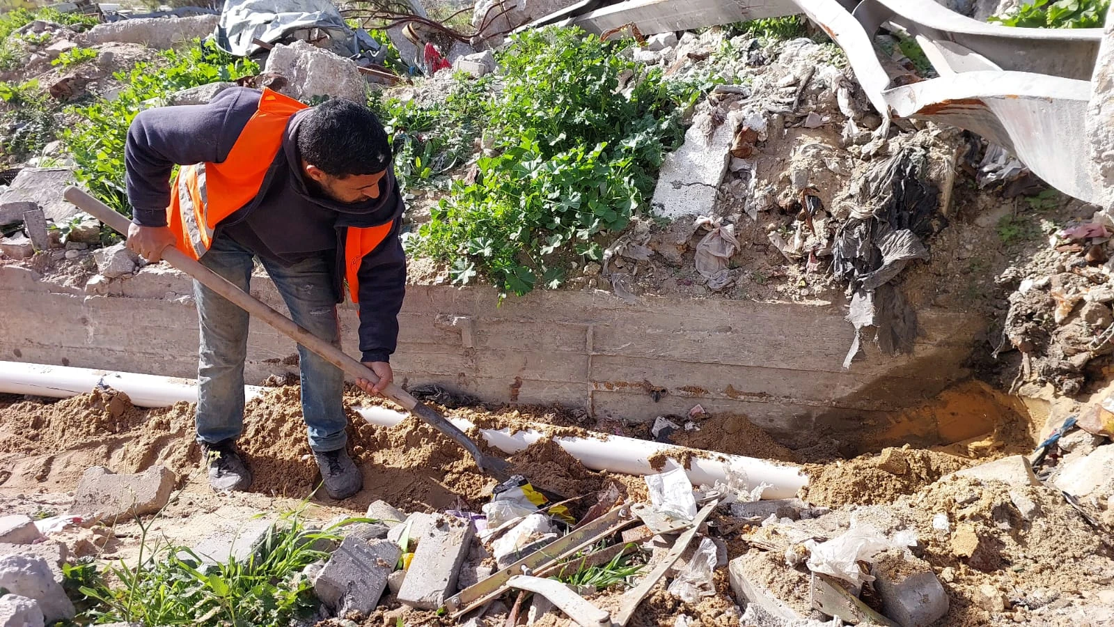 استمرار جهود تنظيف وصيانة مناهل الصرف الصحي وخطوط وشبكات المياه