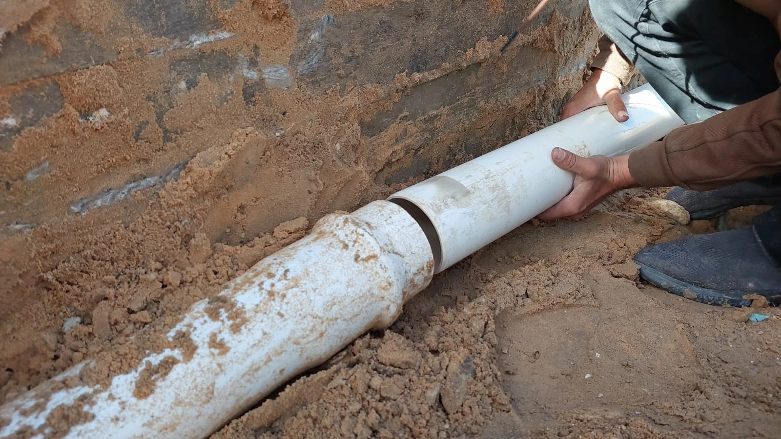 استمرار جهود تنظيف وصيانة مناهل الصرف الصحي وخطوط وشبكات المياه