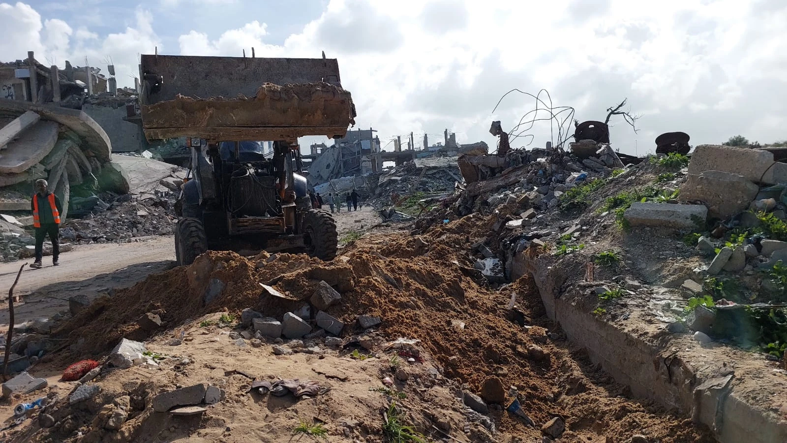 استمرار جهود تنظيف وصيانة مناهل الصرف الصحي وخطوط وشبكات المياه