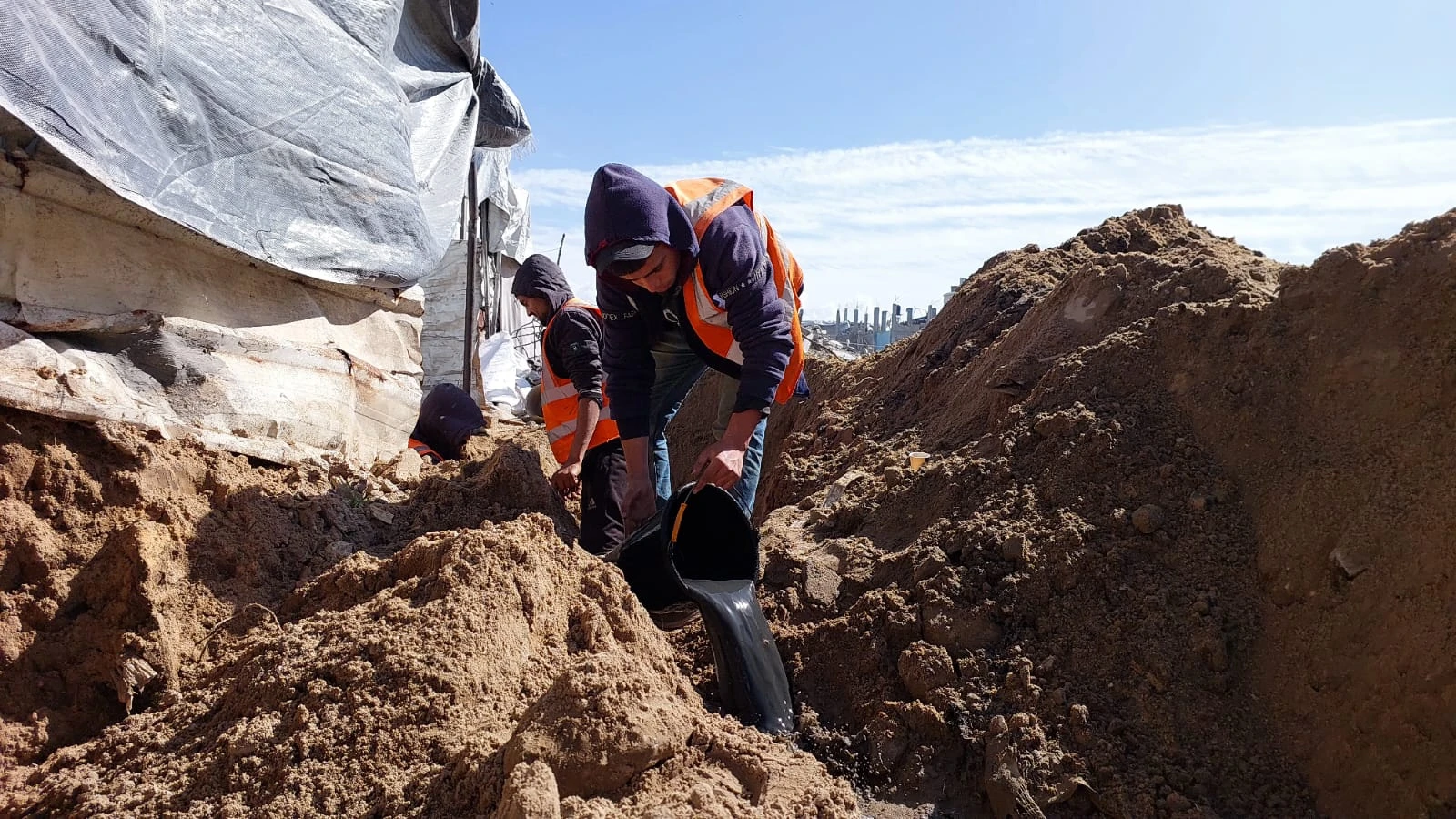 استمرار جهود تنظيف وصيانة مناهل الصرف الصحي وخطوط وشبكات المياه