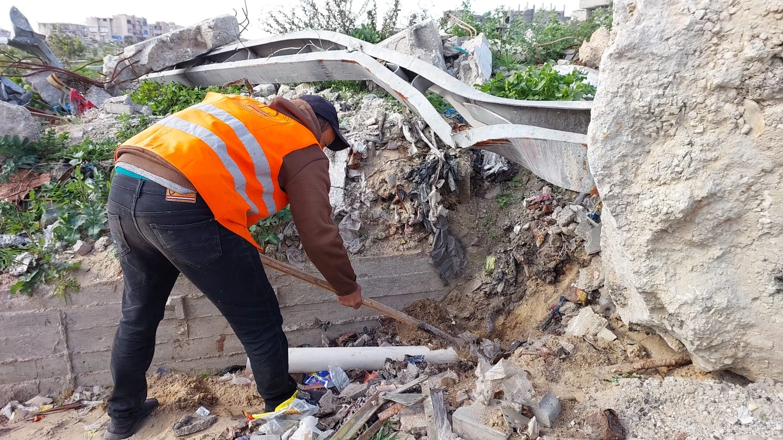 استمرار جهود تنظيف وصيانة مناهل الصرف الصحي وخطوط وشبكات المياه