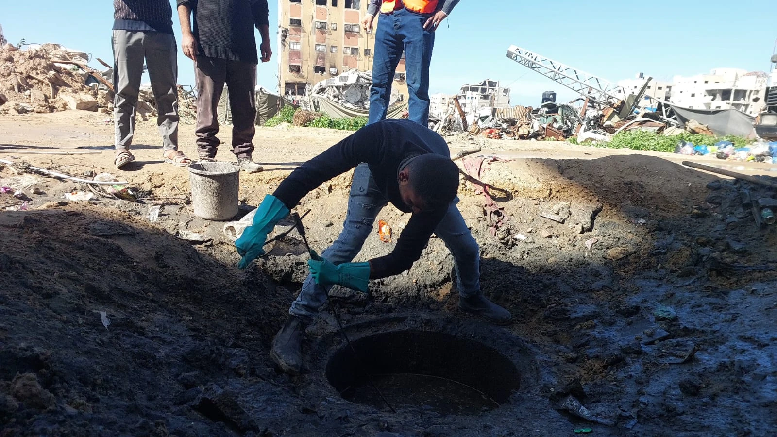 استمرار جهود تنظيف وصيانة مناهل الصرف الصحي وخطوط وشبكات المياه