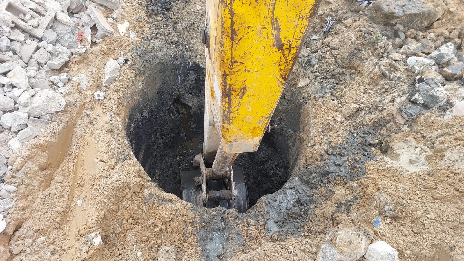 استمرار الأعمال في مناهل الصرف الصحي