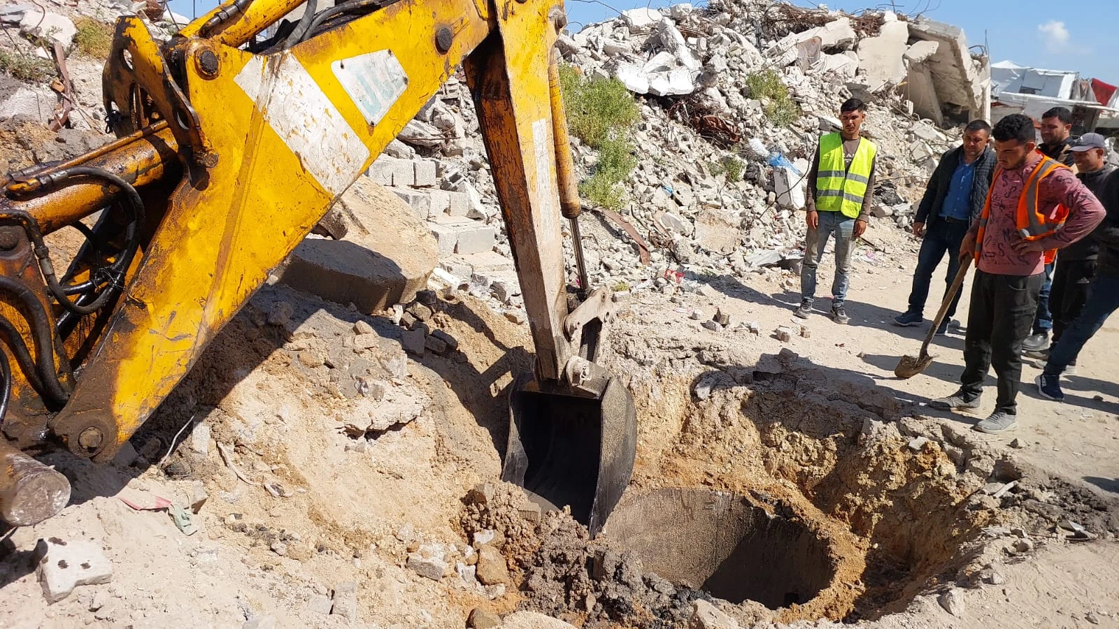 استمرار الأعمال في مناهل الصرف الصحي