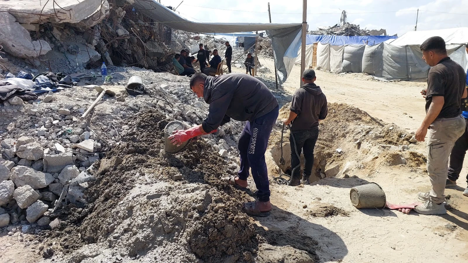 استمرار الأعمال في مناهل الصرف الصحي