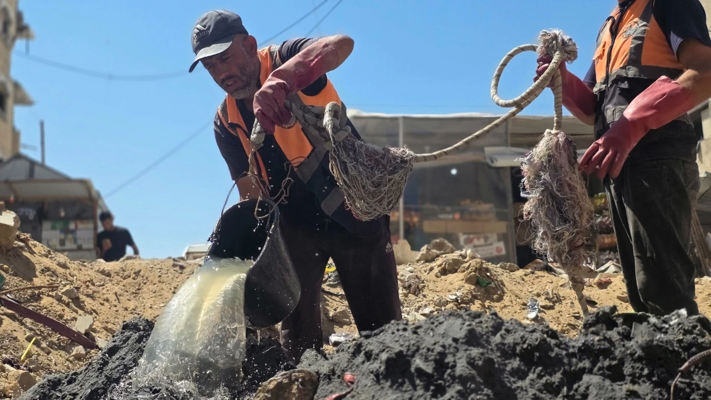 من الجهود المتواصلة في تنظيف وتعزيل شبكات ومناهل الصرف الصحي بجباليا