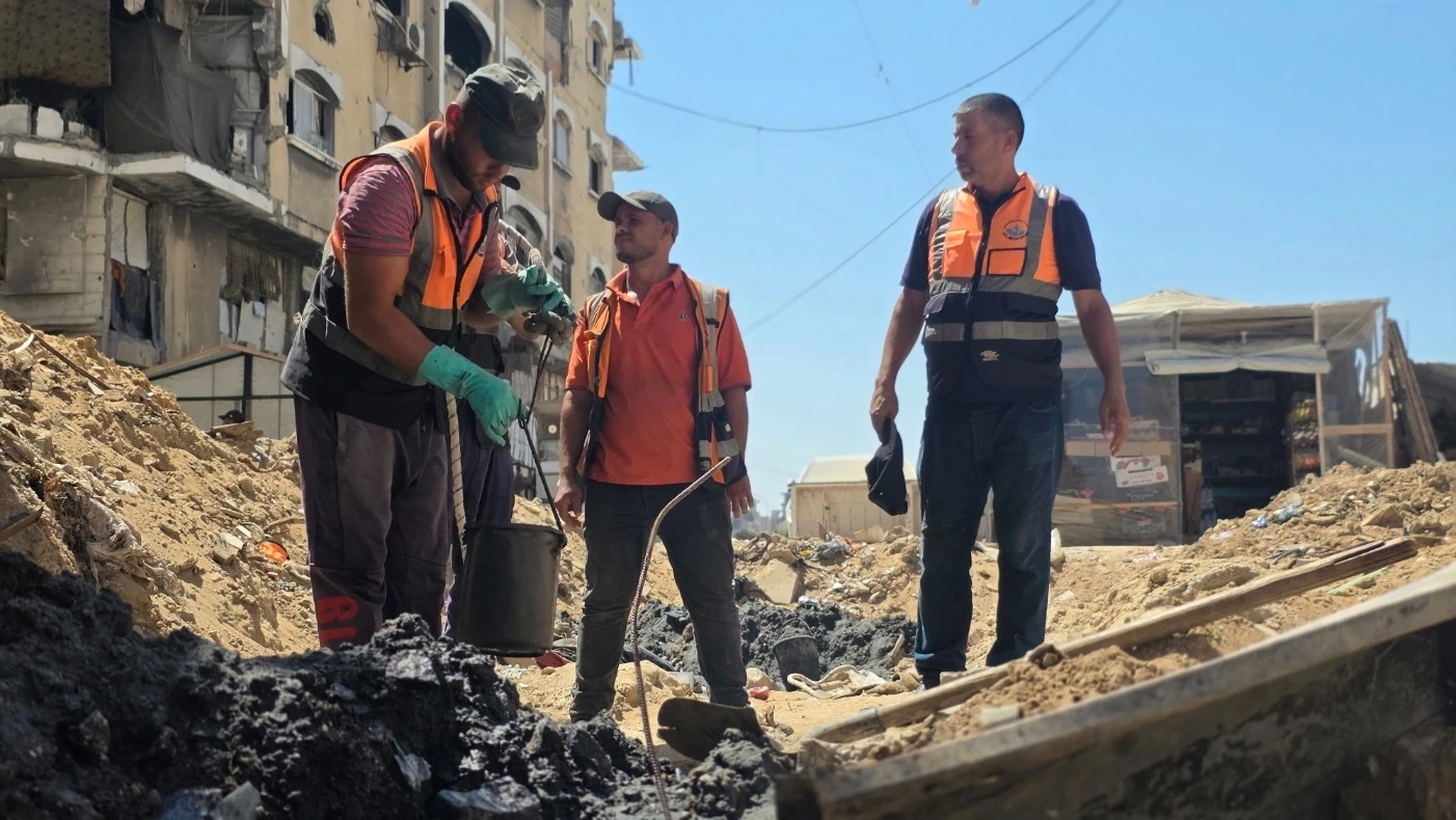 من الجهود المتواصلة في تنظيف وتعزيل شبكات ومناهل الصرف الصحي بجباليا
