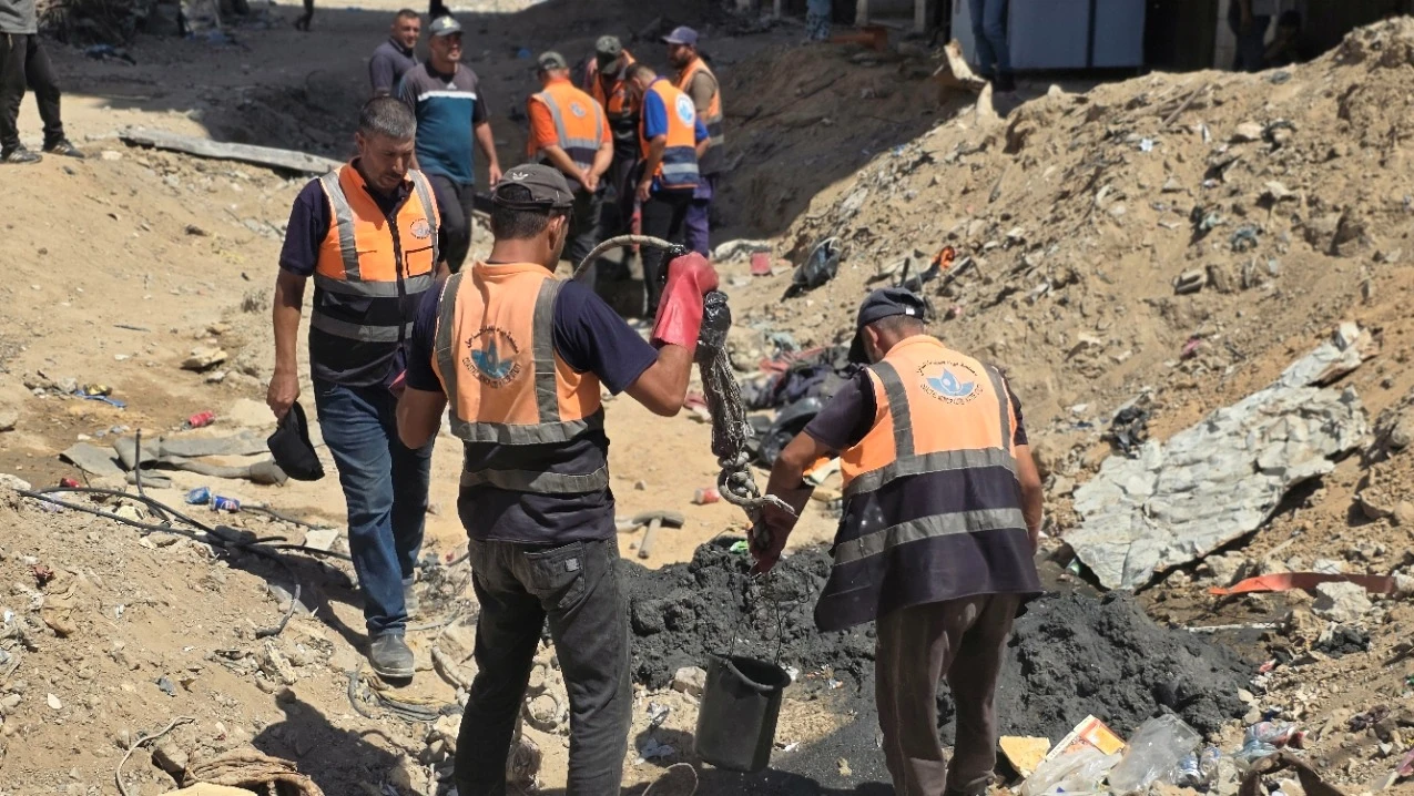 من الجهود المتواصلة في تنظيف وتعزيل شبكات ومناهل الصرف الصحي بجباليا
