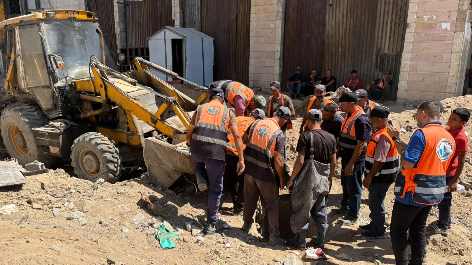 من الجهود المتواصلة في تنظيف وتعزيل شبكات ومناهل الصرف الصحي بجباليا