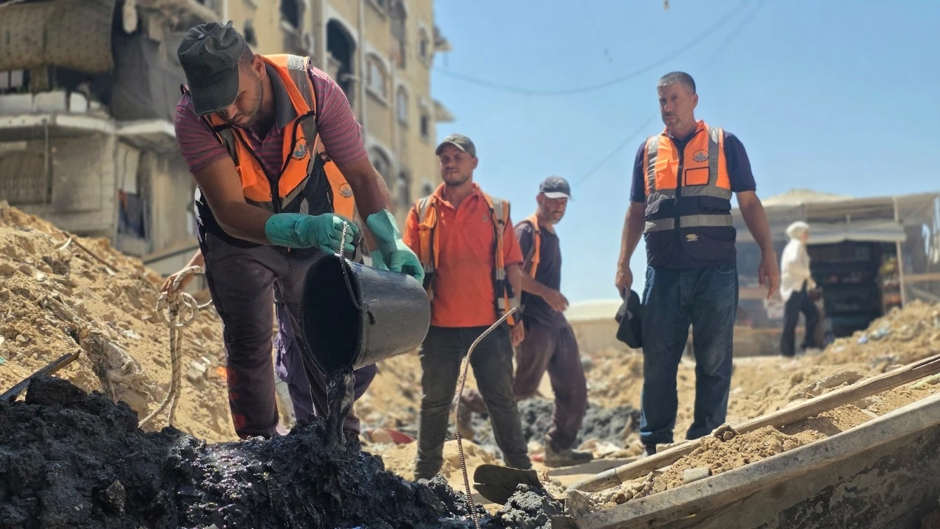 من الجهود المتواصلة في تنظيف وتعزيل شبكات ومناهل الصرف الصحي بجباليا