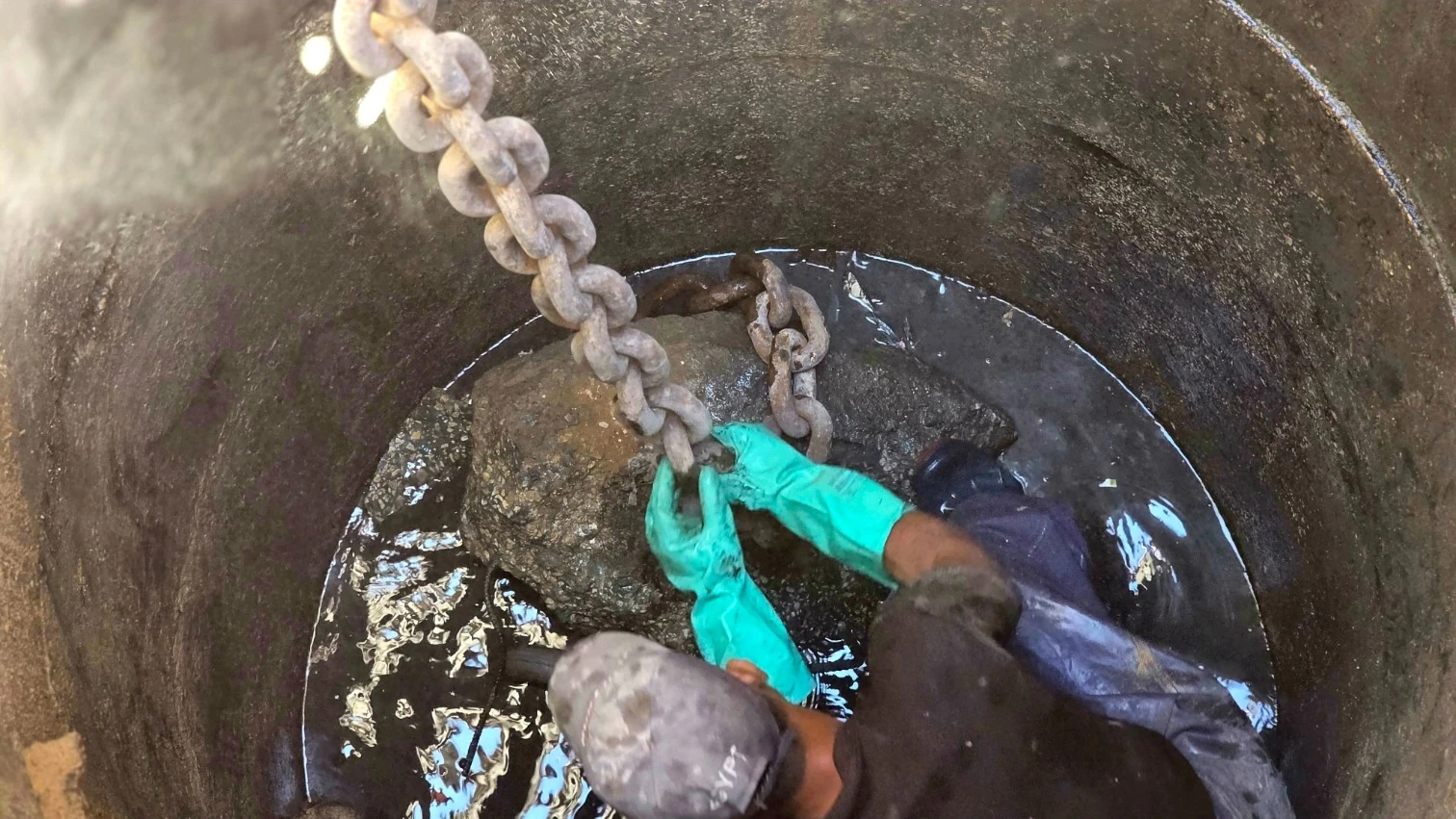 من الجهود المتواصلة في تنظيف وتعزيل شبكات ومناهل الصرف الصحي بجباليا