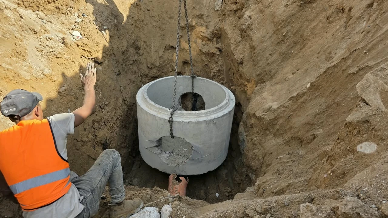 كشف وصيانة خط الصرف الصحي الرئيسي في الغباري
