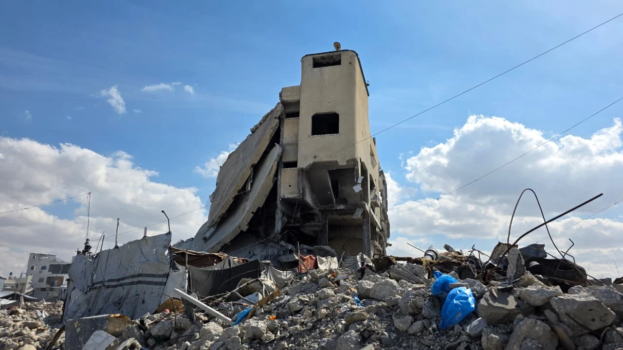 جولة على المباني الآيلة للسقوط والكتل الخرسانية