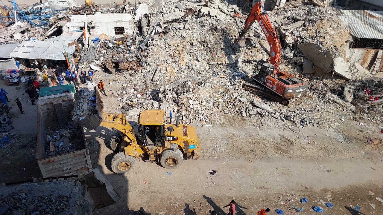 الشروع في إزالة ركام المباني والآليات المدمرة من شارع الصفطاوي لفتحه بالاتجاهين