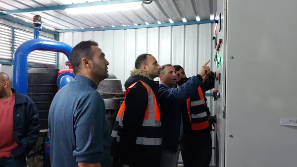 تدمر بنسبة 100% جراء الحرب.. طواقم العمل تُجري تشغيلًا تجريبيًا لبئر حِراء