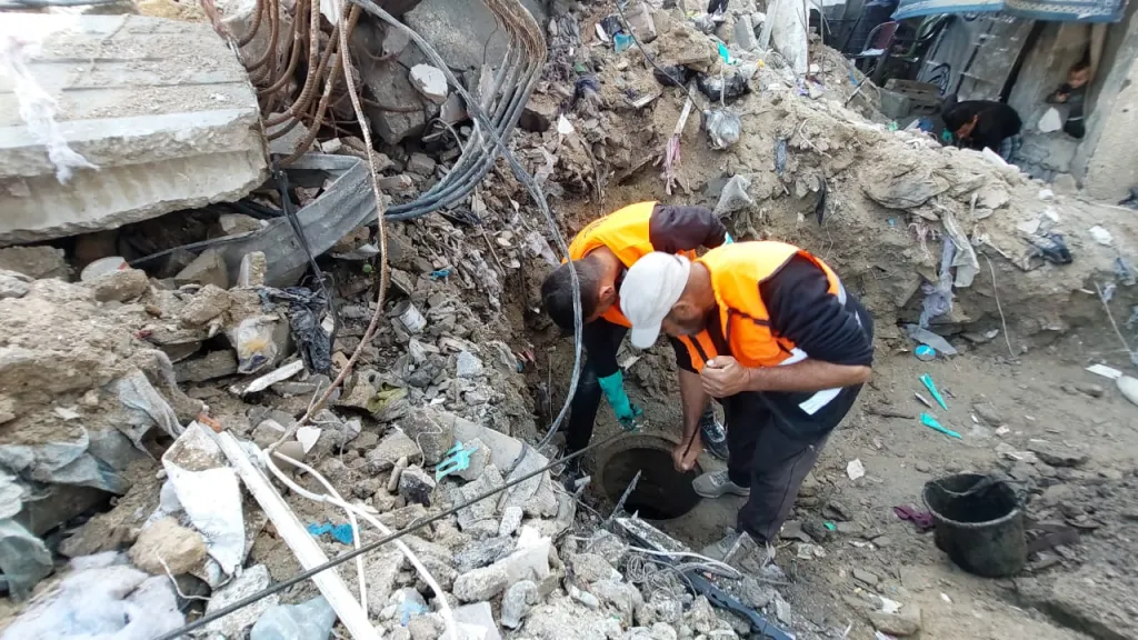 طواقم العمل تُجري أعمال صيانة وتعزيل وتسليك لمناهل المياه والصرف الصحي